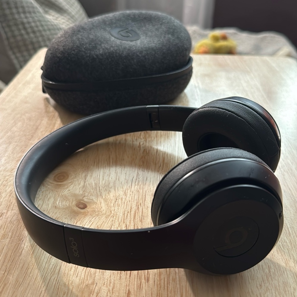 Beats Solo 3 *EUC* matte black